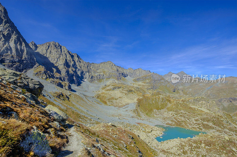 奇亚雷托湖(Lago Chiaretto)，位于蒙维索山脚，从扁德尔雷(Pian del Re)通往里富吉奥塞拉(Rifugio Sella)的小路上。意大利北部皮埃蒙特的科提亚阿尔卑斯山